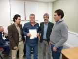 Profesores Juan Aguado Delgado y Francisco Javier Estrada Martínez entregando diploma a asistente (5)