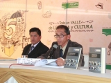 Miguel Córdova de Universidad Continental (izquierda) en la mesa de presentación