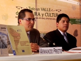 Miguel Córdova de Universidad Continental (derecha) en la mesa de presentación