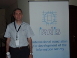 José Ramón Hilera junto a manta del congreso IADIS E-Learning 2012