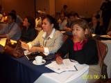 Asistentes al evento atentos a la exposición