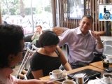 Conversatorio entre los asistentes a la reunión.