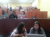 Docentes en el taller resolviendo dudas