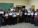 Grupo de participantes con su diploma de participación