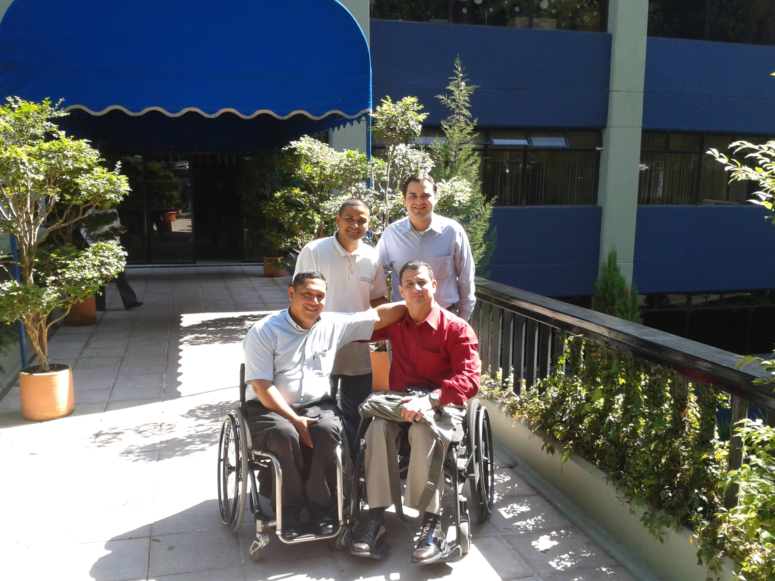 Participantes en la reunión: (posterior) Hugo Andrino (Presidente Transiciones), Héctor Amado (Proyecto ESVI-AL); (primera plana): Alex Gálvez (Director Asociación Transiciones), Luis Sánchez (Universidad Galileo)