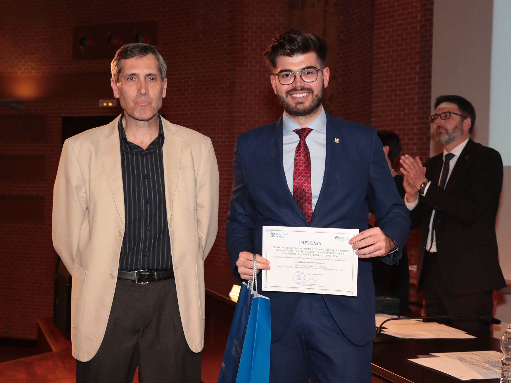 Entrega de premio, izquierda Dr. José Ramón Hilera (Coordinador Red ESVI-AL), derecha: galardonado Borja Martínez Márquez